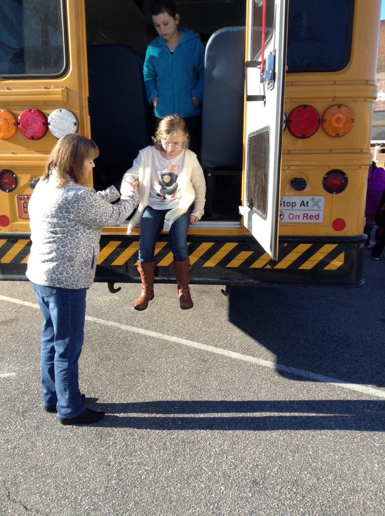 ClaireRoehl's tweet image. Practicing how to safely evacuate the bus! @EdwardBestFCS #bussafetyweek #bussafety
