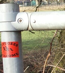 NoodlesoupLotus's tweet photo. @WolfsWandelplan Ingezoomd het kleine maar ontroerende welkomst stickertje op de grens Duitsland Ned #RodeBeek https://t.co/nLJDrTIf1b