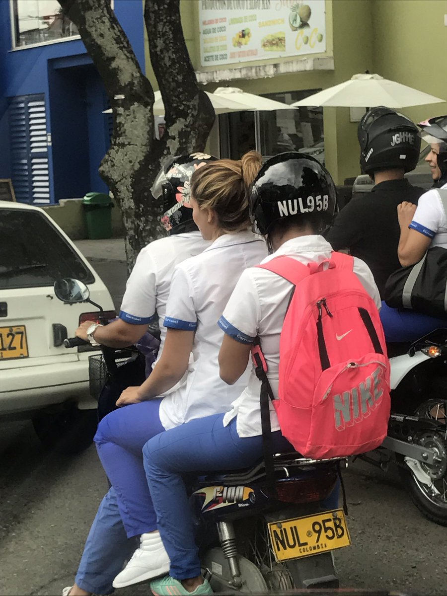 camizuleta1's tweet image. @MovilidadCali @jorobio1 @PoliciaCali @TwiterosCali @cazainfractor @BluRadioCali que tal ? 3 en 1, sin casco. @CaliWebCo @MabellorenaLara