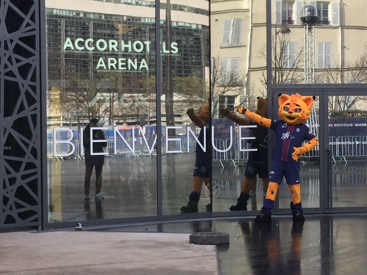 handstargame's tweet photo. Ce matin, certaines mascottes de @LidlStarligue sont arrivées à @Paris pour 1 petit repérage avant le #HSG !
D'autres images prochainement.. https://t.co/YXnGwZAX92
