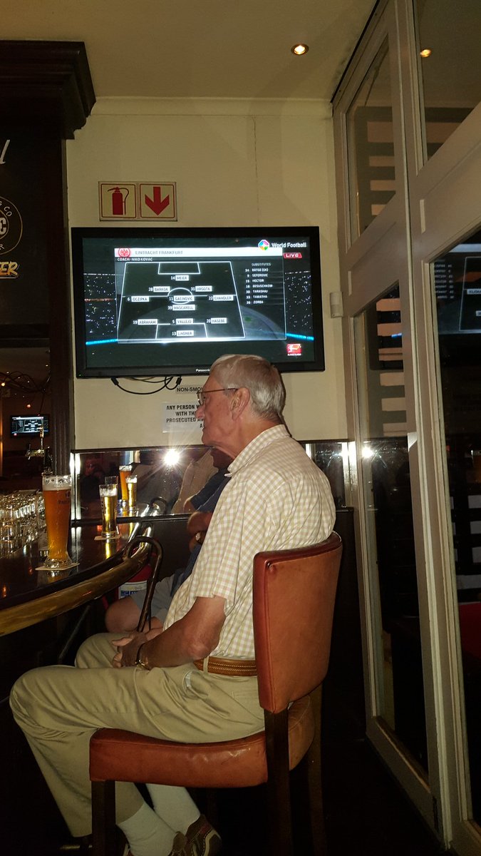 RobertoCool's tweet photo. In Kapstadt die Eintracht in der Kneipe zu schauen... unbezahlbar #SGE #S04SGE https://t.co/E7AHqUWWHw