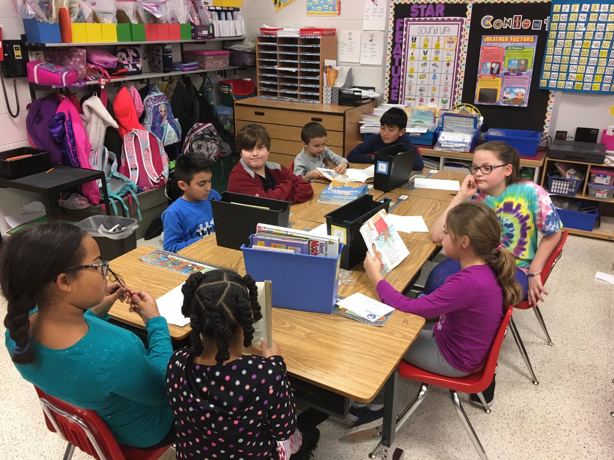 franke5th's tweet photo. January is reading month @NewCastleES_VB! 5th graders @frankeson5th buddy up with 2nd grade-Mrs. Hess! https://t.co/0uAklXqfzA