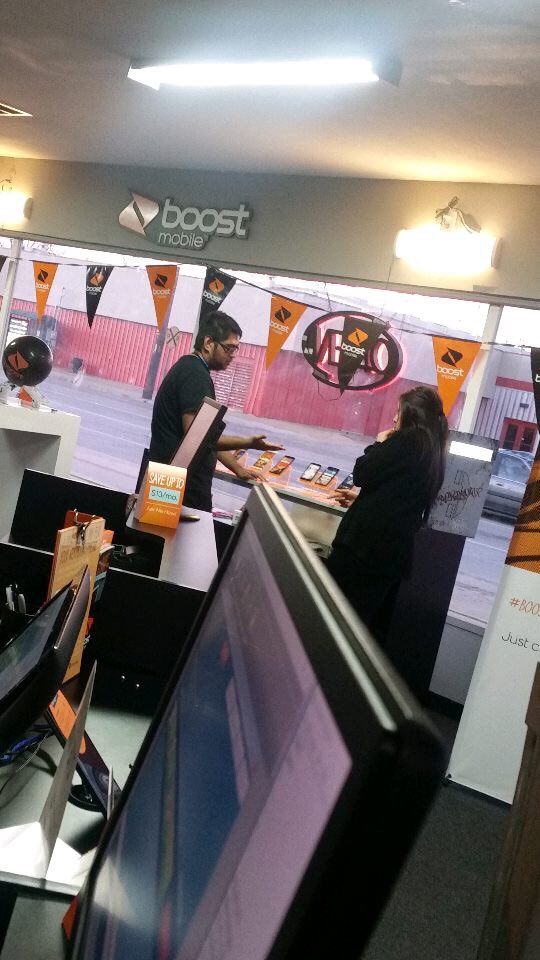 piper_mcmahon's tweet image. When it's slow and they start roll playing! Utilizing time baby! @KellyEveleigh @alexiaautin #realwireless #boostfam