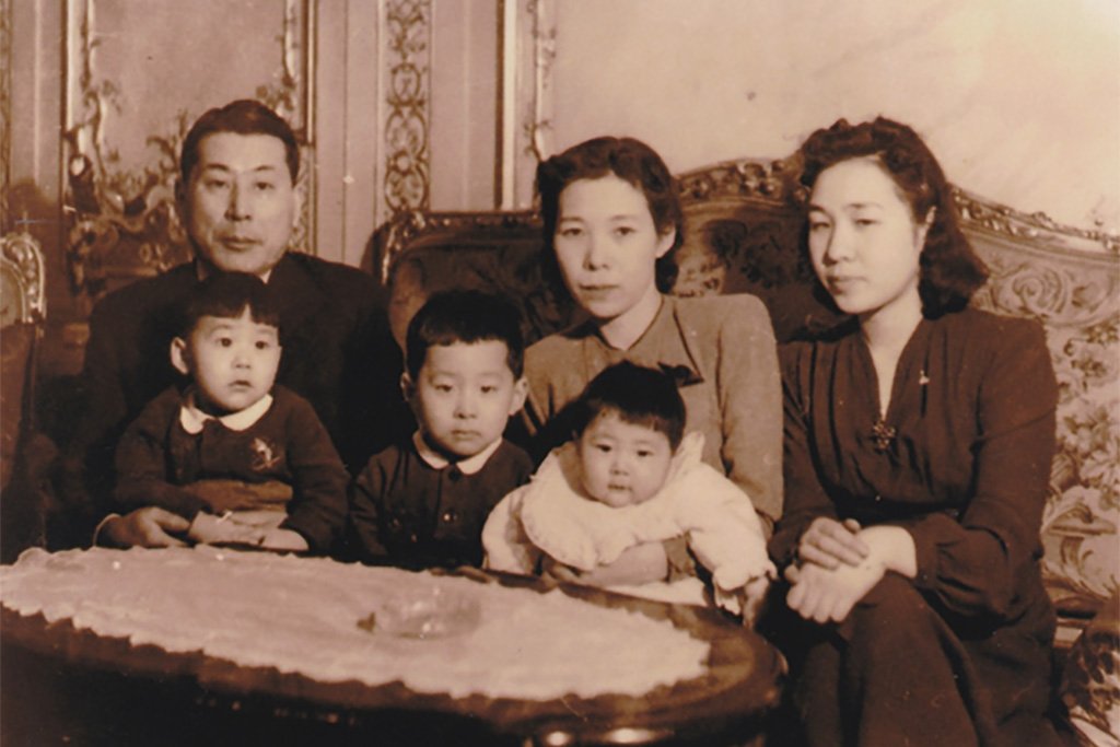 UN's tweet photo. This #HolocaustRemembrance story of Japanese diplomat who saved lives in WWII offers lessons for tackling xenophobia https://t.co/6lkvWpKvRZ https://t.co/ODCVzY7fzm