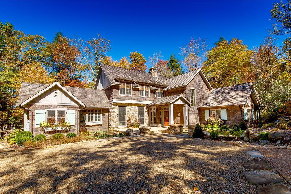 MountaintopClub's tweet photo. Beautiful!  5 BR, 5.5 BA on over 2 acres!  See it here: https://t.co/fwmqmIqiYV https://t.co/mxzFpA7aDZ