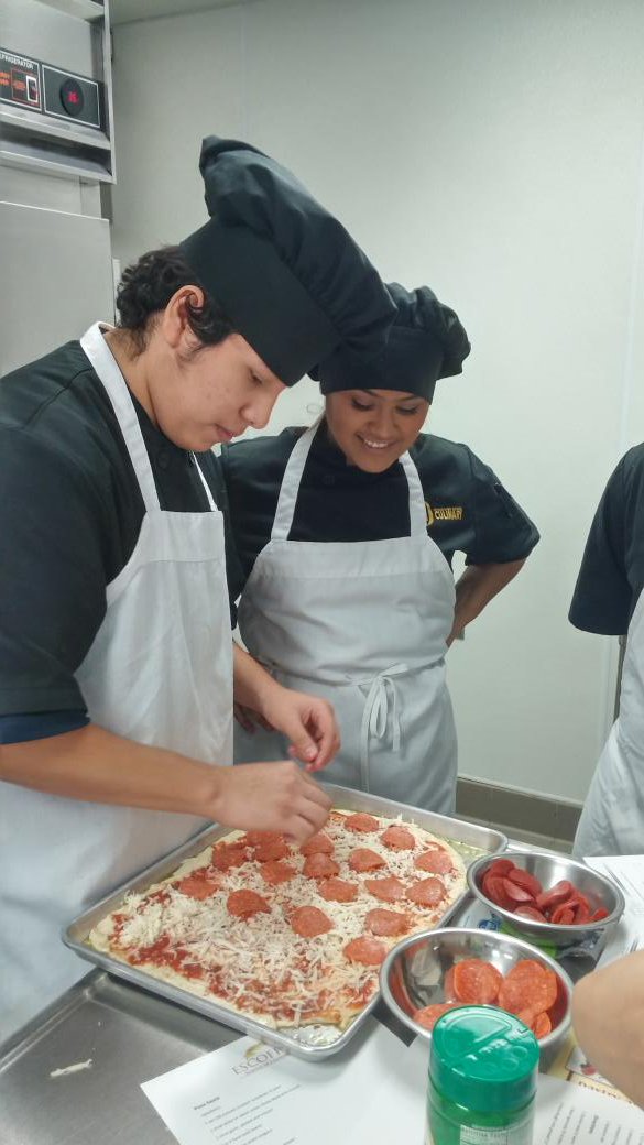 denaknoll's tweet photo. @IrvingHigh Practicum in Culinary pizza day! @iisdCTE @TheTigerCafe https://t.co/PVGx5tHt49