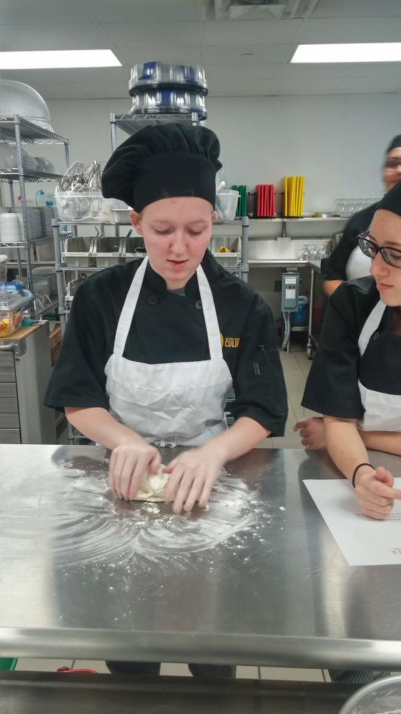 denaknoll's tweet photo. @IrvingHigh Practicum in Culinary pizza day! @iisdCTE @TheTigerCafe https://t.co/PVGx5tHt49