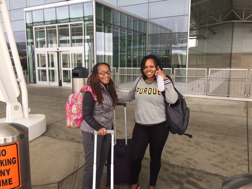 Morehouse_Dad's tweet photo. Wifey and friend off to Miami to run half marathon. #fly800miles #Run13.1miles https://t.co/nZLeQOjtgz