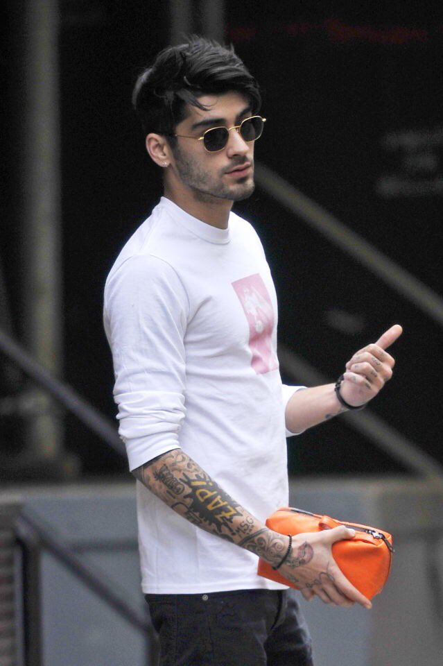 UpdateZM's tweet image. #UPDATE: @zaynmalik out and about in New York today. (January 27)

#PillowTalk #BestMusicVideo #iHeartAwards