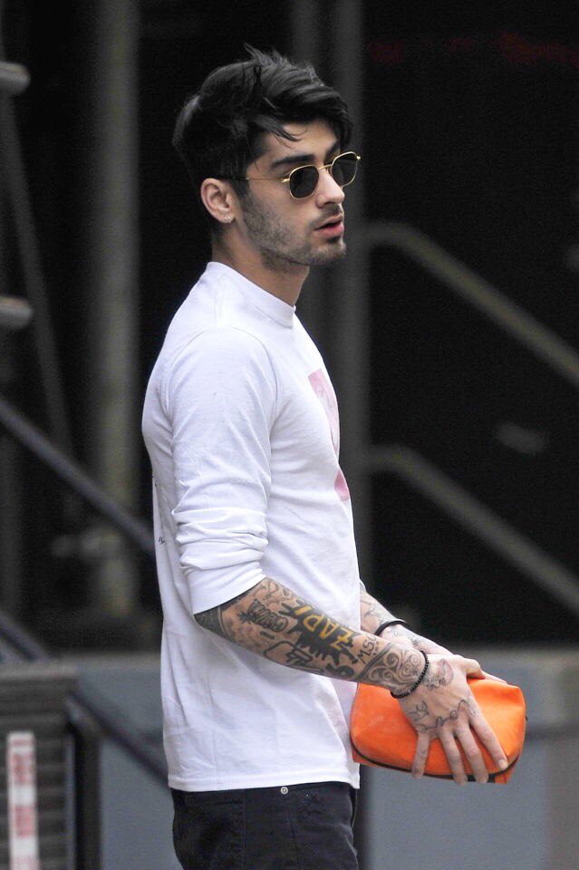 UpdateZM's tweet image. #UPDATE: @zaynmalik out and about in New York today. (January 27)

#PillowTalk #BestMusicVideo #iHeartAwards