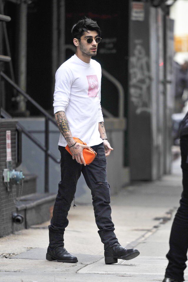 UpdateZM's tweet image. #UPDATE: @zaynmalik out and about in New York today. (January 27)

#PillowTalk #BestMusicVideo #iHeartAwards