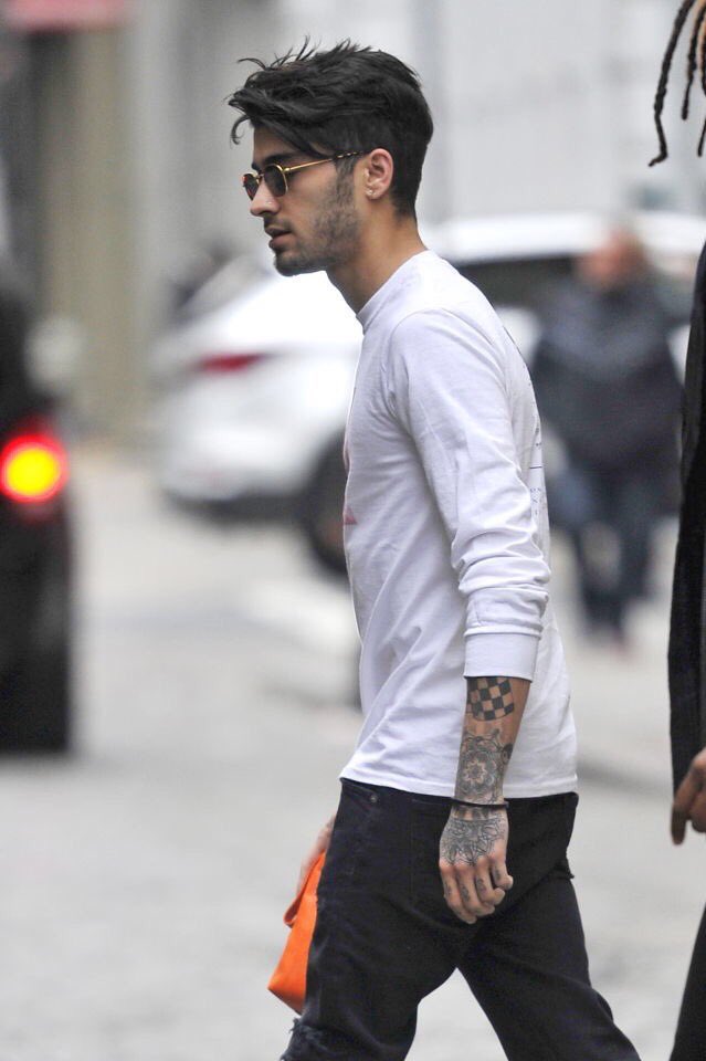 UpdateZM's tweet image. #UPDATE: (2) @zaynmalik out and about in New York today. (January 27)

#PillowTalk #BestMusicVideo #iHeartAwards