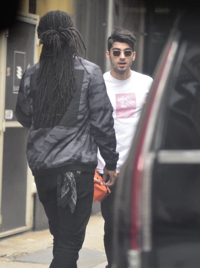 UpdateZM's tweet image. #UPDATE: (2) @zaynmalik out and about in New York today. (January 27)

#PillowTalk #BestMusicVideo #iHeartAwards