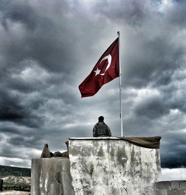 Sevmek ne kelime, biz kara sevdalıyız.
Mabede, bayrağa, dağlara sevdalıyız..