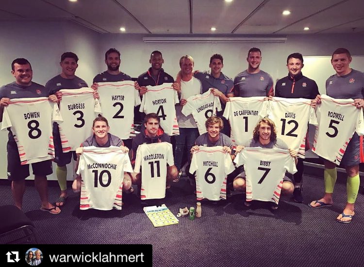 Nice touch as <a href="/wiz0110/">warwick lahmert</a> presents the England 7s side with their jerseys ahead of the #Wellington7s this weekend.