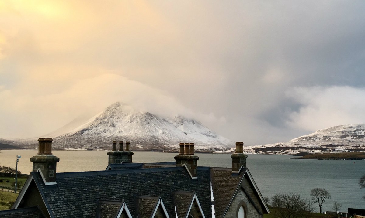 Independent's tweet photo. Had enough? A distillery is looking to pay someone to make scotch on a population 120 island https://t.co/eKQpluoA9l https://t.co/vS8og6n99s