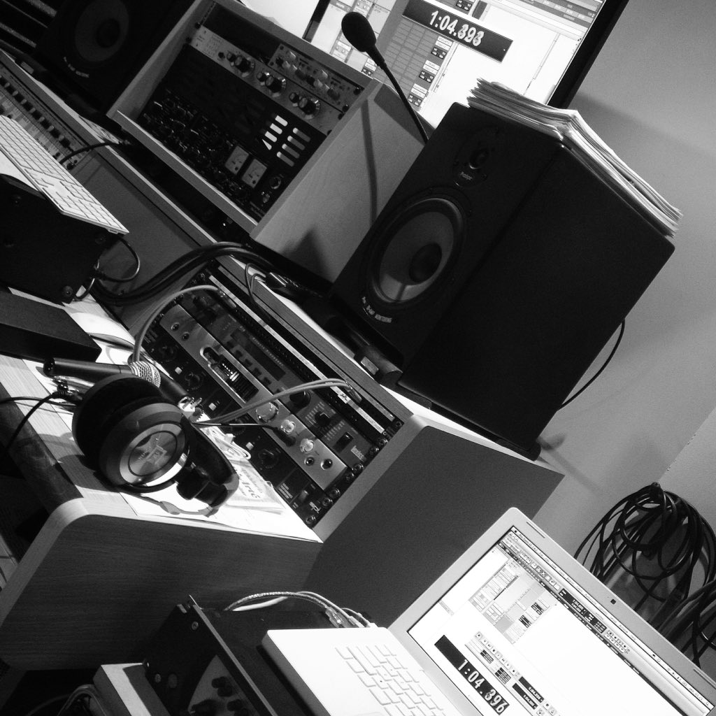TakeOffRecord's tweet photo. Syncing 2 #Protools rigs w/ #ethernetcable 🌪#moreinsmoreproblems #macpro #macbook #avid #prismsound #splaudio #takeoffrecord https://t.co/PALx38HpFT