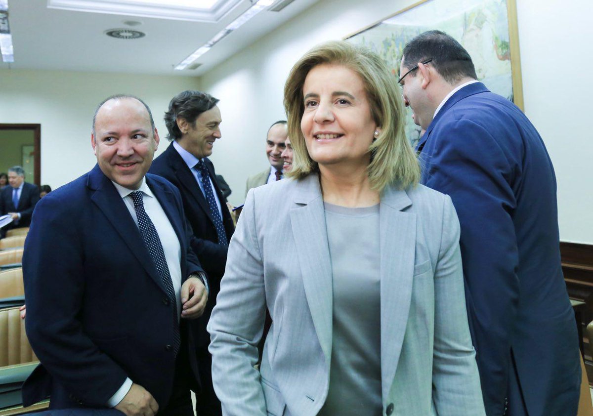 GPPopular's tweet photo. 📸La ministra de #Empleo, Fátima Báñez,en la Comisión de #PactodeToledo para explicar la revalorización del 0,25% de las #pensiones en 2016👴🏻 https://t.co/MM5iwpFsWr