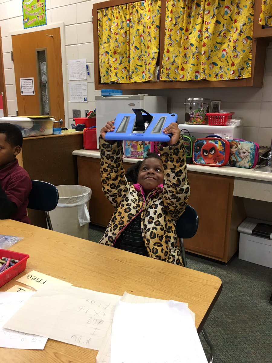 glandonsclass's tweet photo. Learning about nouns with Nearpod! @sukaratana_lcss @alawsonFLE @crocker_lcss https://t.co/erosZbMcRX