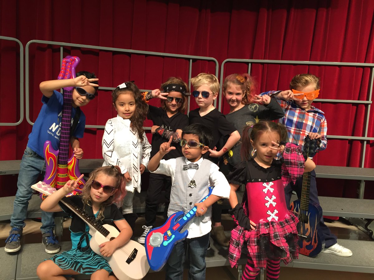 MarshPointeEl's tweet photo. Kinders #CelebratingLiteracyWeek & #100DaysofSchool w/ their Rockin' Reading Rockstars concert. Ss buddy read w/ parents @pbcsd @rwerner123 https://t.co/Pvb2yhGvip