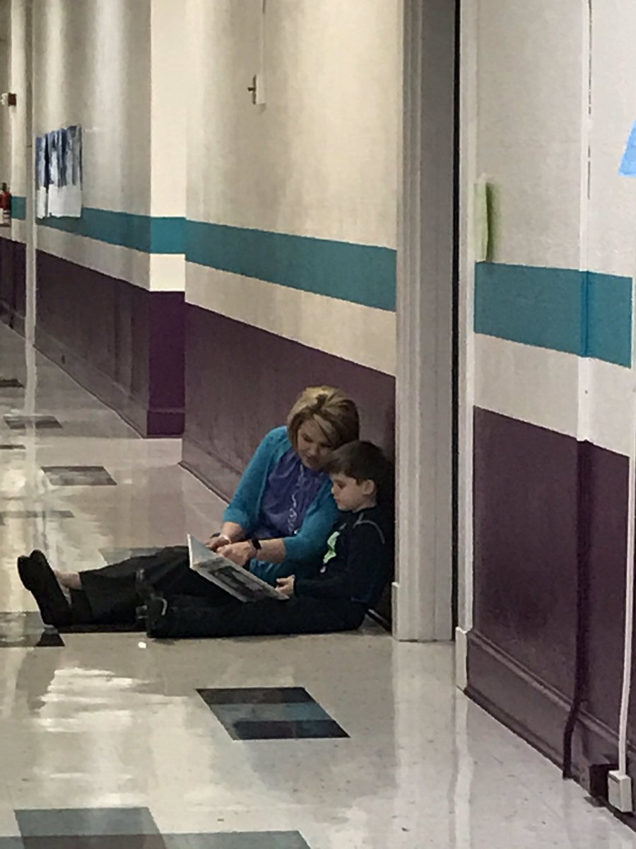 jenbrown224's tweet photo. #inthetrenches #awesomemoment #readingwithstudents @JenniferWarden5 @RES_RSSS https://t.co/crHxm09NyX