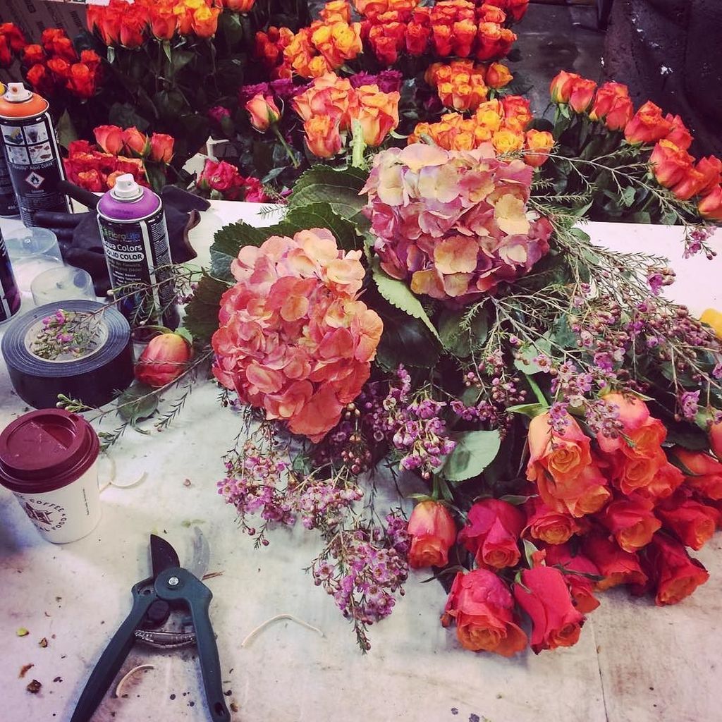 theme_traders's tweet photo. Busy busy in the flower dept today ahead of tomorrow's events! #flowerprep #eventflowers #… https://t.co/1RmsY79Iod https://t.co/4oDWwQHzjs