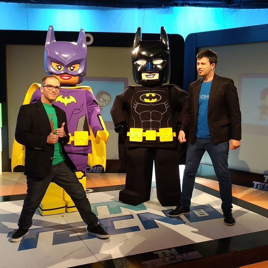wiemeyer's tweet photo. Nuevos conductores en @tntecno! #Batman https://t.co/nZzjXd9lz2 https://t.co/uIGZG9T3tf