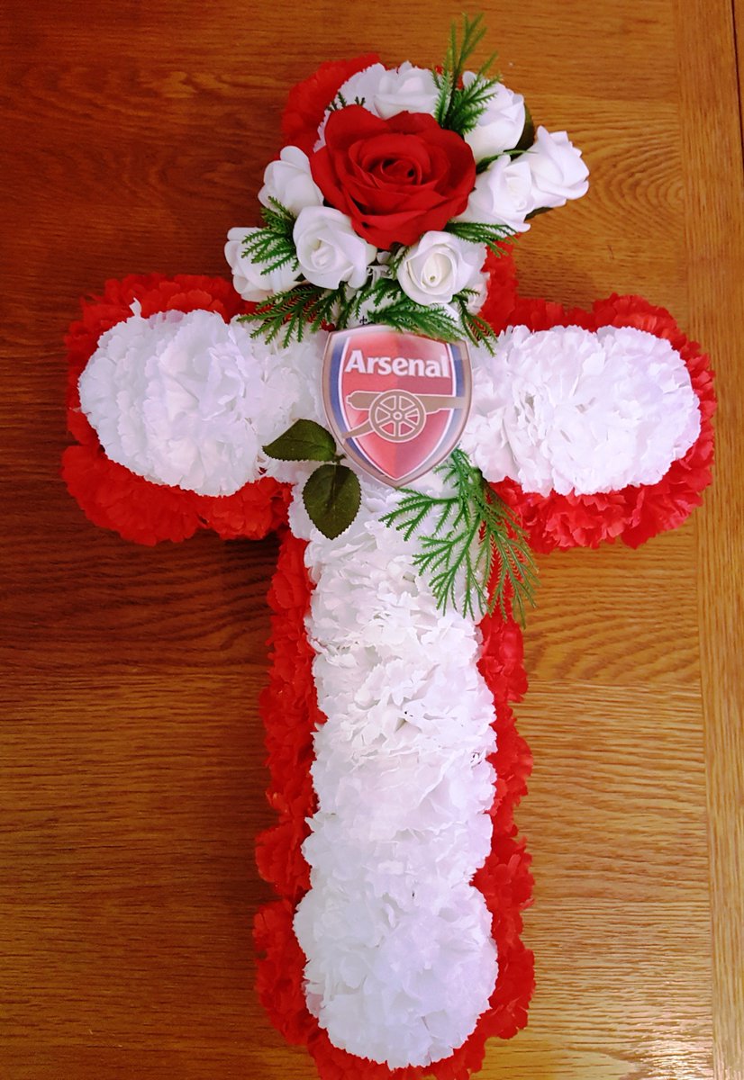 LookJustPerfect's tweet photo. Asenal FC Funeral Cross Wreath £34.99 https://t.co/HHG6psBQ5u #funeral #flowers #arsenal #menorial https://t.co/kM8eWcI490