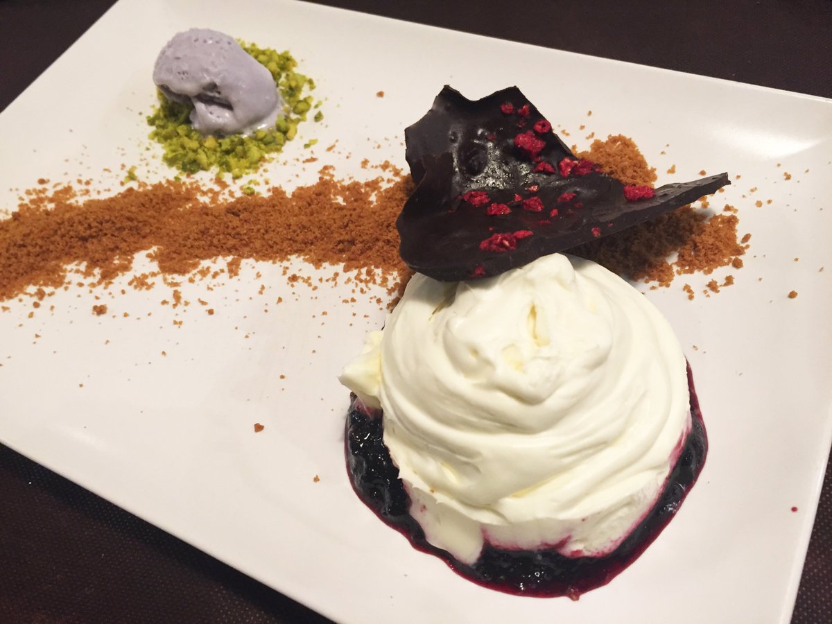 acc_valencia's tweet photo. Anoche presentamos en exclusiva algunos de los platos de nuestra nueva carta de #ACCGV a los amantes de la gastronomía en #Valencia :) https://t.co/JlH8BY9B6I