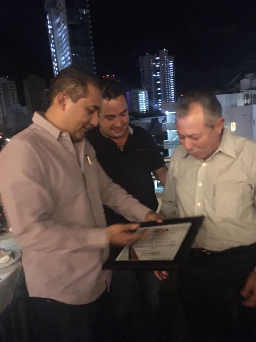Huayor54's tweet photo. Entrega de reconocimiento por parte de la CMIC Guerrero. @gruizesp @jrodartel https://t.co/HArBgbAr0B