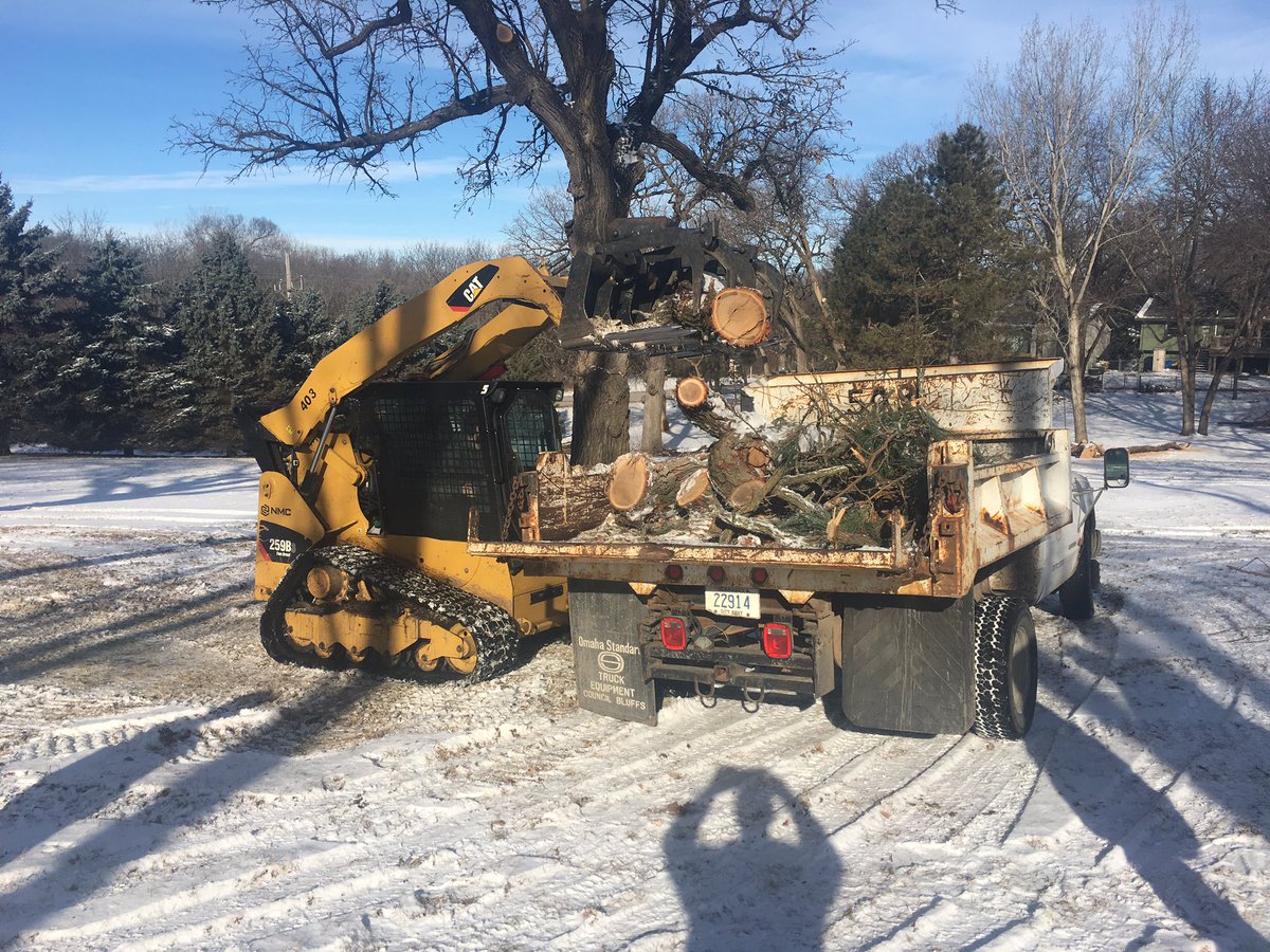 BrianSMadison's tweet photo. @CityofBellevue @BellevueParks Parks Department doing tree work and cleanup at Leawood Oaks Park https://t.co/hnpu4WeTU7