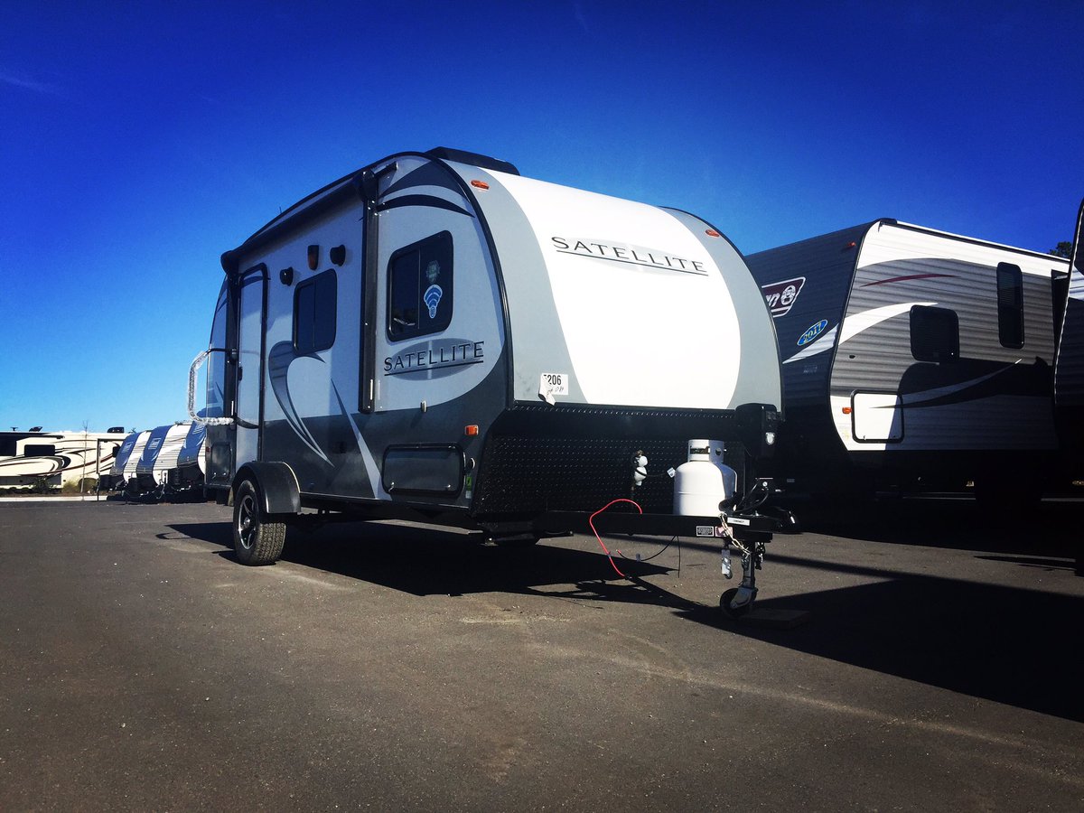 CampingWorld_MB's tweet photo. #JustArrived #StarCraftSatellite @CampingWorld_MB https://t.co/DzvbheJnNp
