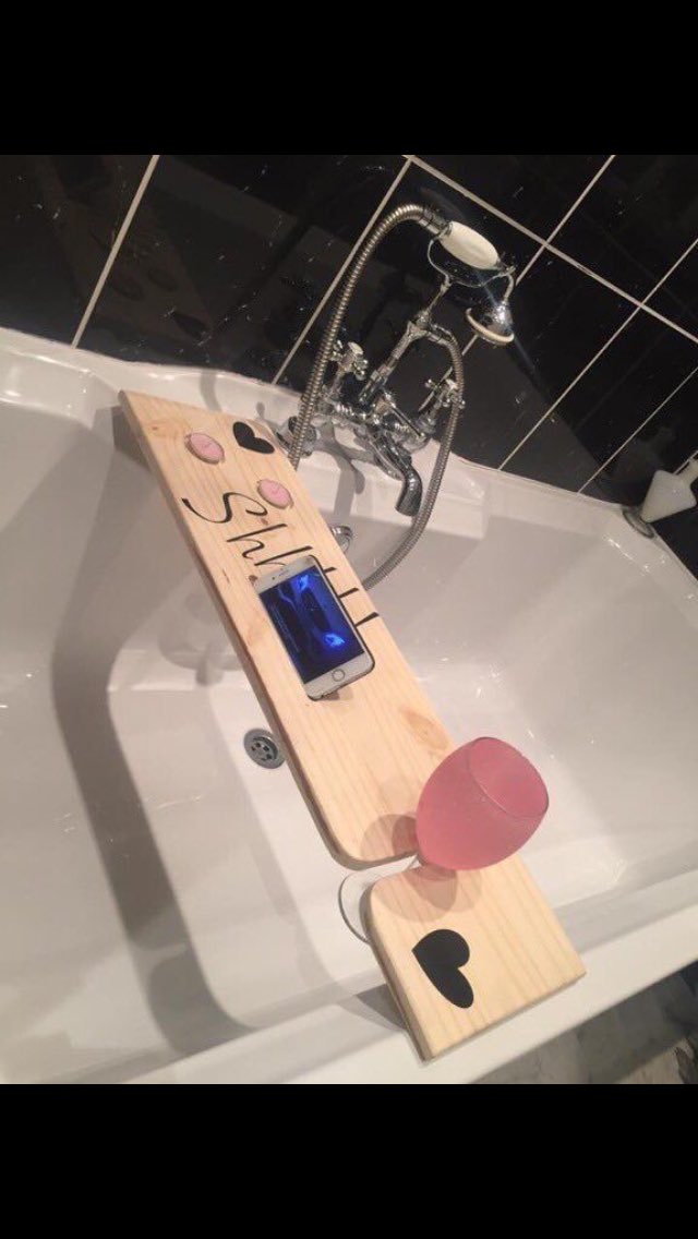 ShalgaBreen's tweet image. I need this in my life 🙌🏻😂 #phoneproblem #vino #wine #bath
