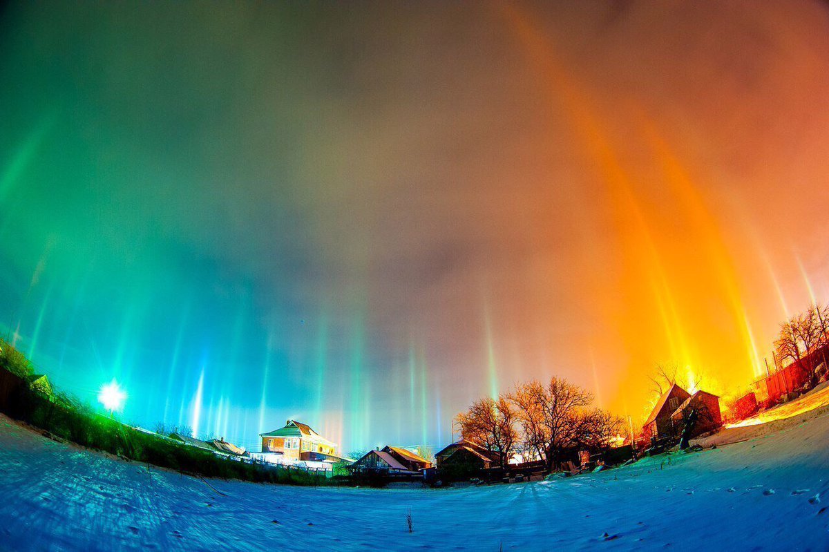 Magical ‘light pillar’ phenomenon spotted across Russian skies  C3MRDJ3WMAAvpOS