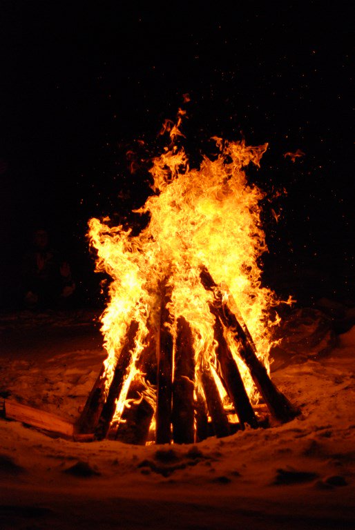 Cm2bClaudel's tweet photo. #camp d'hiver 2017 LE GRAND FEU DE CAMP AVEC TOUT LE MONDE ÉBLOUI PAR LA LUMIÈRE MÊME MOI!!! #orsvan https://t.co/J5cLWYes17