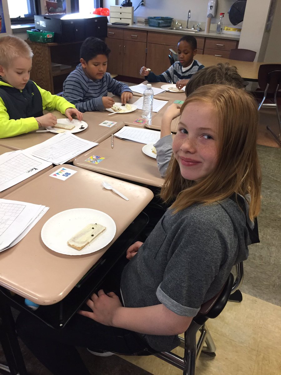 krsloan33's tweet photo. Anthony 3rd graders used a map of Kansas to mark cities on frosted graham crackers!!!  #1anthony https://t.co/CiqZLOZG8i