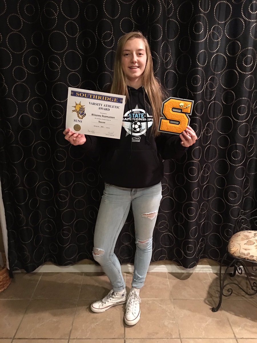 MandyRasmussen8's tweet photo. Proud of the SHS girls soccer team and my girl Kenna! Awesome season!! 💛⚽️💙
#districtchamps #regionalchamps #2ndstate https://t.co/hn8SdT3Hmy