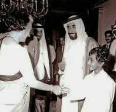 IndianHistory7's tweet photo. जिस बच्चे से इंदिराजी हाथ मिला रही हैं, ये वही शख्स है जो 26 जनवरी 2017 को गणतंत्र दिवस के मुख्य अतिथि थे। https://t.co/I0XAjqfmwM