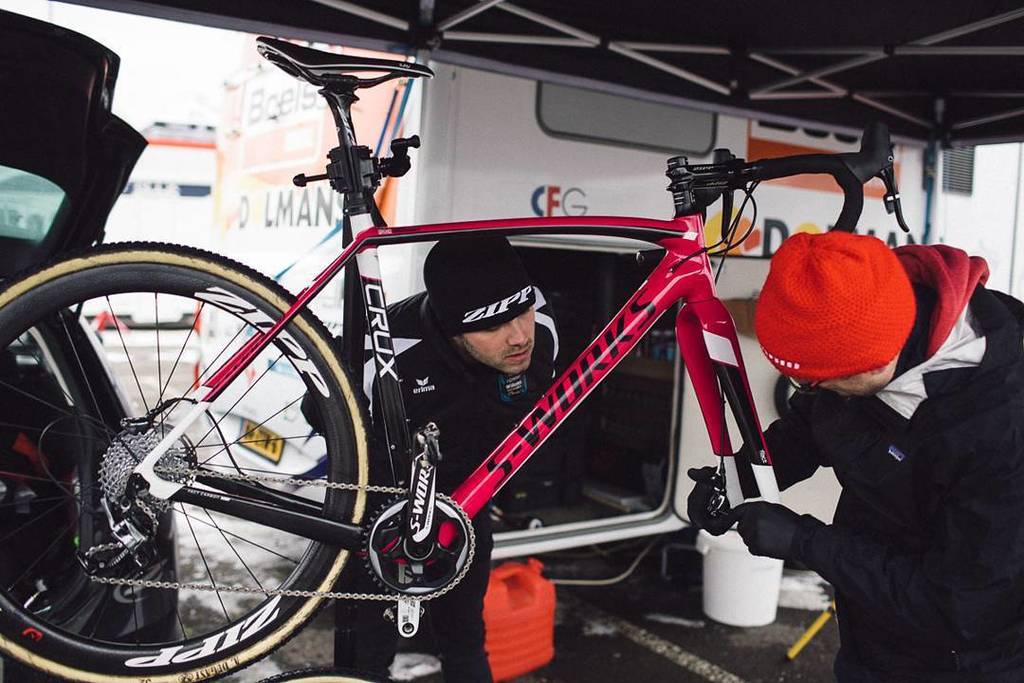 cyclephotos's tweet photo. Good to see @nikkibrammeier's new mechanic, @nielsalbert13 is working hard. #bieles2017 #c… https://t.co/FFuxyOnoJC https://t.co/guUmtzBhpI