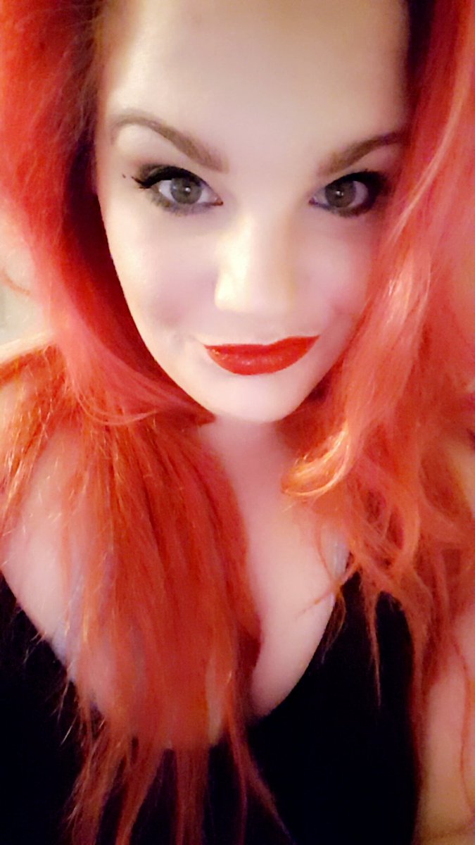 BumblebeeDannie's tweet photo. #girlswhosmoke #420life #mcl #redhair #smilebitches https://t.co/ZZhLKFTpWz