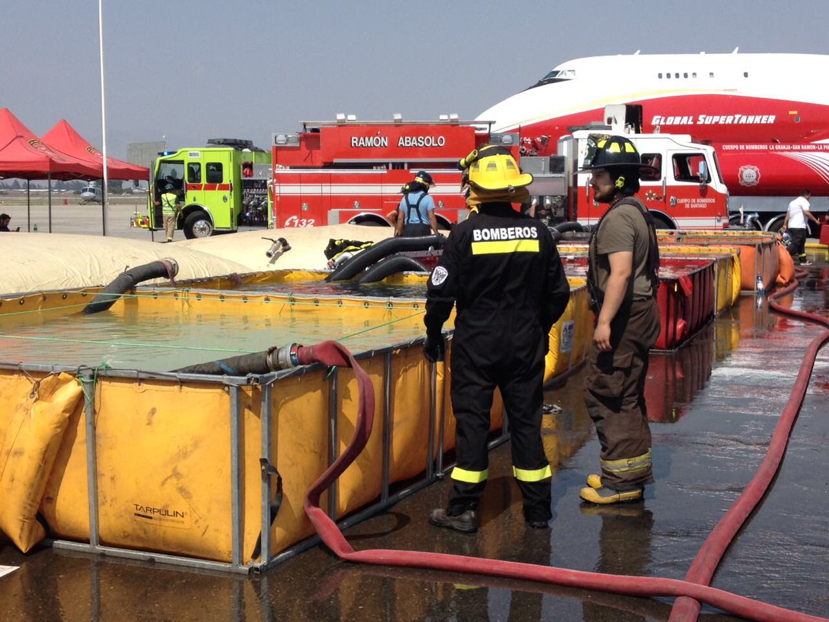 Tarpulin_cl's tweet photo. Nuevo récord de carga de agua del avión SuperTanker, 13 minutos y 7 segundos, con estanques Tarpulin. Agradecemos a @BomberosdeChile https://t.co/ijJpxSpRuP
