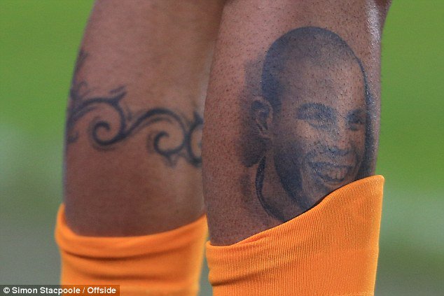 MathiasTorino's tweet photo. @NoSoyNanaOK Orgulloso de abel Hernandez tatuándose a su compañero de banco de suplente Diego Rolan!!! https://t.co/YBn3mxHxMN