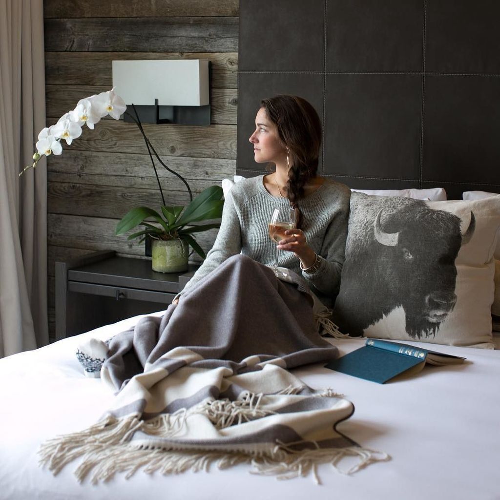 TSGJacksonHole's tweet photo. RELAX || The rooms at Hotel Jackson are impeccably decorated with the West Meets Luxury in mind. The perfect spot t… https://t.co/yxraNPUyUw
