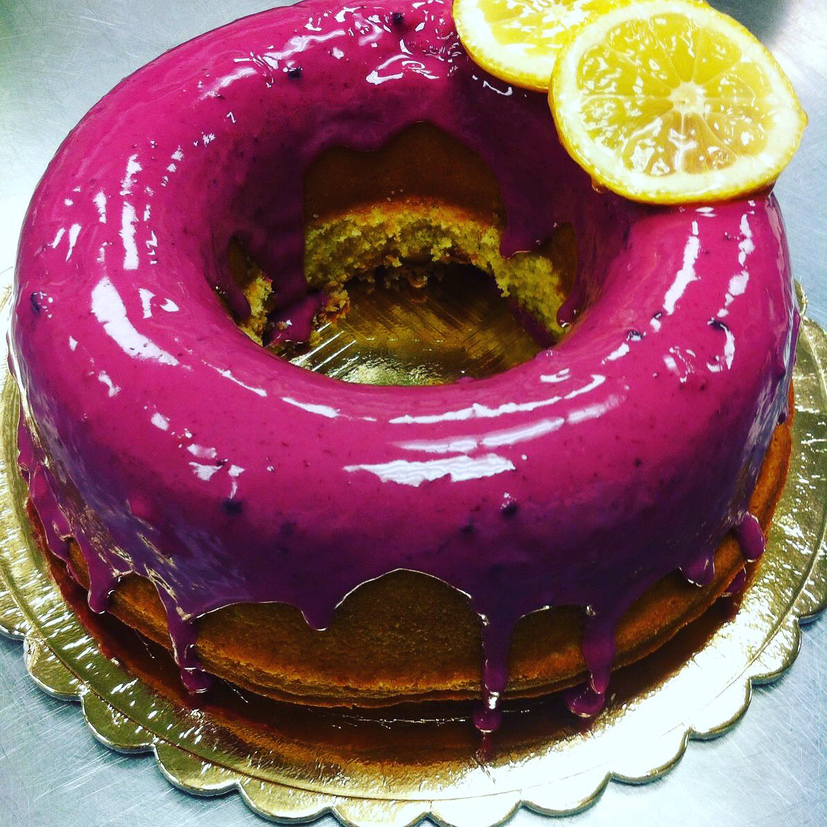 SweetNosh_'s tweet photo. Pick this cake piece in the cafe today: 
lemon cake with berry glaze on top / 
ciambella al limone con glassa ai frutti di bosco.#noshwithus https://t.co/aInB32oEYk
