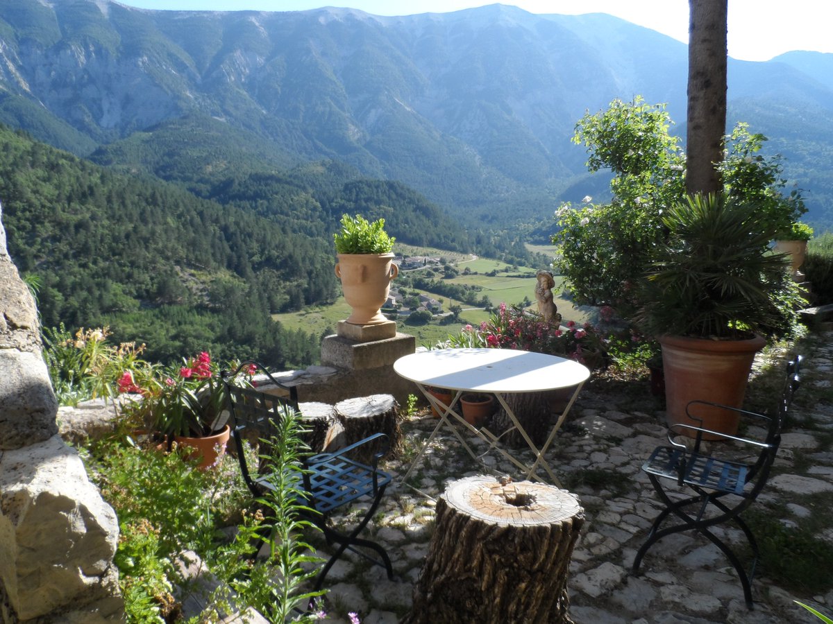 JustFrance's tweet photo. A7: We often discover hidden gems &amp; have the most memorable experiences when we veer away from popular spots &amp; meet locals. #travelskills https://t.co/ohaadM4BJ3