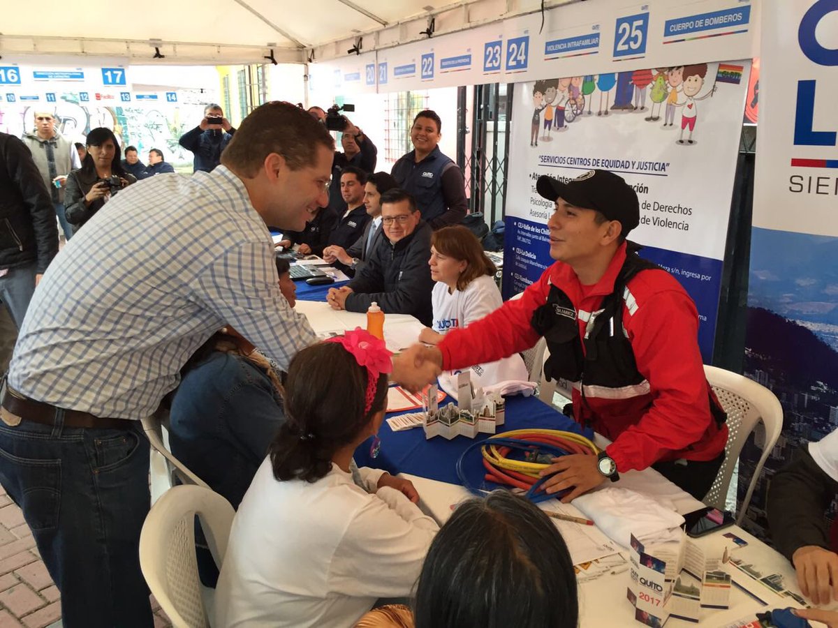 MauricioRodasEC's tweet photo. Compartimos junto a los vecinos de Chillogallo en el #MunicipioMóvil, iniciativa que acerca los servicios de @MunicipioQuito a la comunidad https://t.co/eEHqupwA45