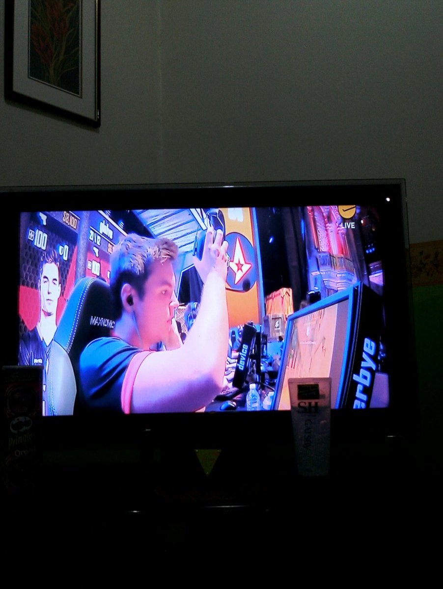 RaslanGamingYT's tweet photo. HE DABBED!!!  Btw hi from Malaysia at 1:42am #ELeagueMajor #KeyboardsXD https://t.co/CzSR0Pshiw