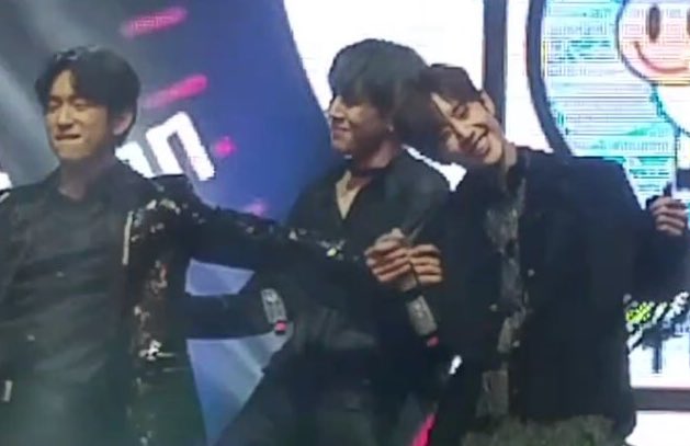 jy___got7's tweet photo. Happy #MarkJin ft. JB
#StayStrongJB 😂 https://t.co/9awwlHSD3H