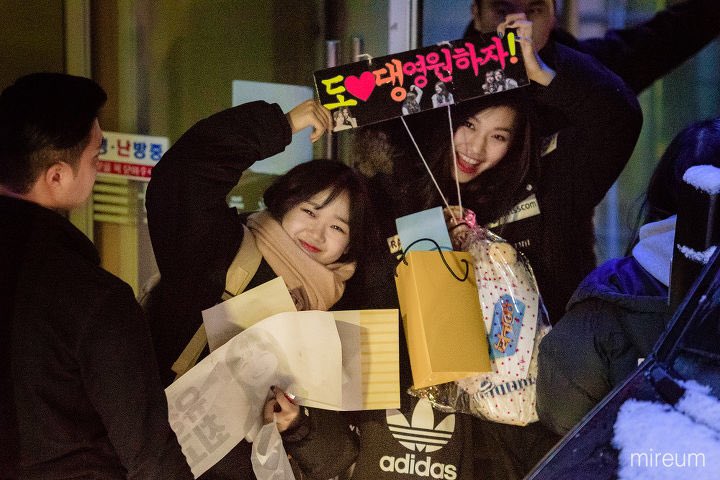 YoojungCandy's tweet photo. [PIC] ถือป้าย โดแดง กันซะด้วยยย
น่ารักจังเงย พี่โย่งกับน้องเจี๊ยบ!💖
울 도댕 귀여워!!!!

#IOI #YOOJUNG #DOYEON https://t.co/XybxEM7U6h
