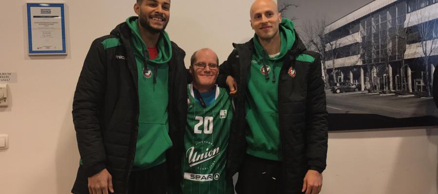 matevz_zupancic's tweet photo. Navijal je za @union_olimpija že v časih, ko je Mulalić še imel lase. #bostjan #mojaunionolimpija https://t.co/UYXAZO9YY7